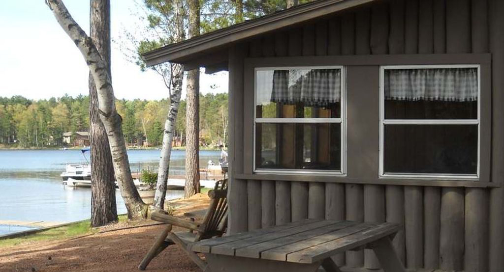 Nice water's edge cabin. Good space in the bedrooms with a queen and twin in each